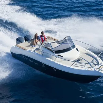 Bateau à moteur observé depuis la surface